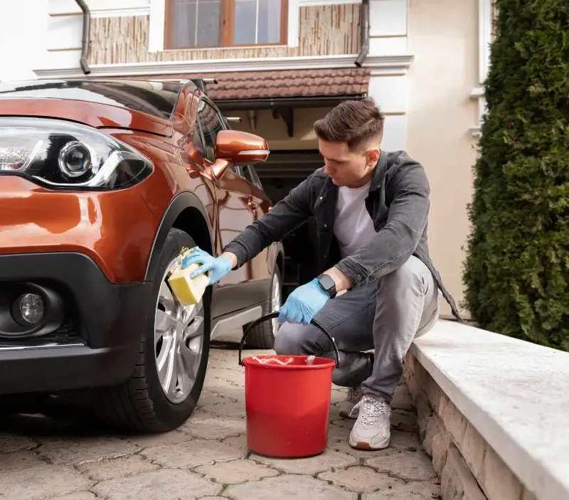 Lavage auto à domicile Grand-Brassac : professionnel intervenant sur un véhicule